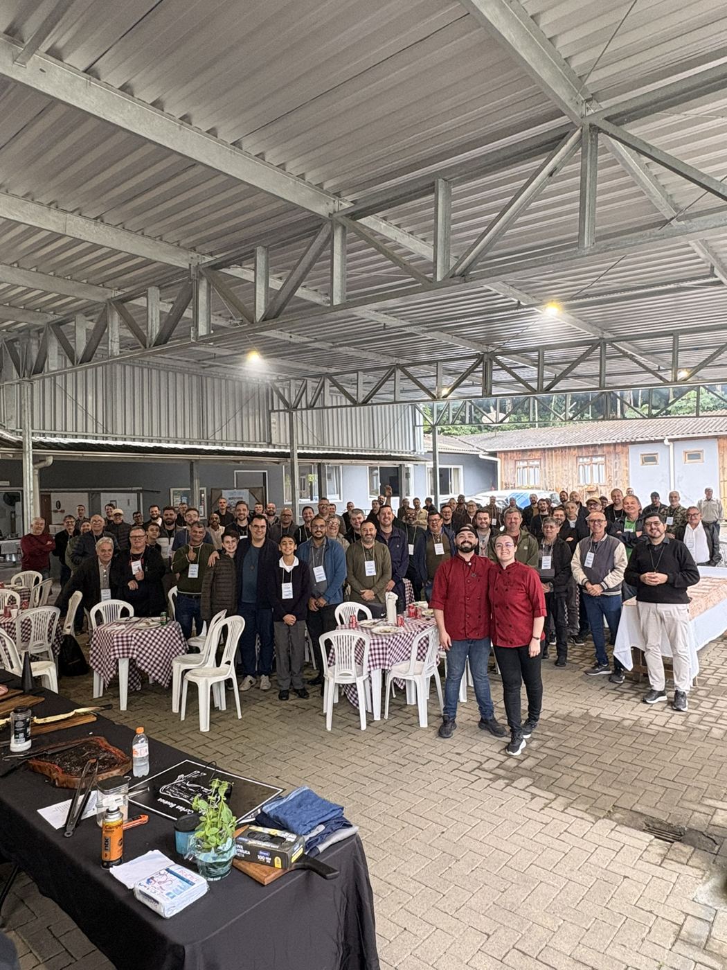 Workshop com dezenas de alunos em um galpão coberto