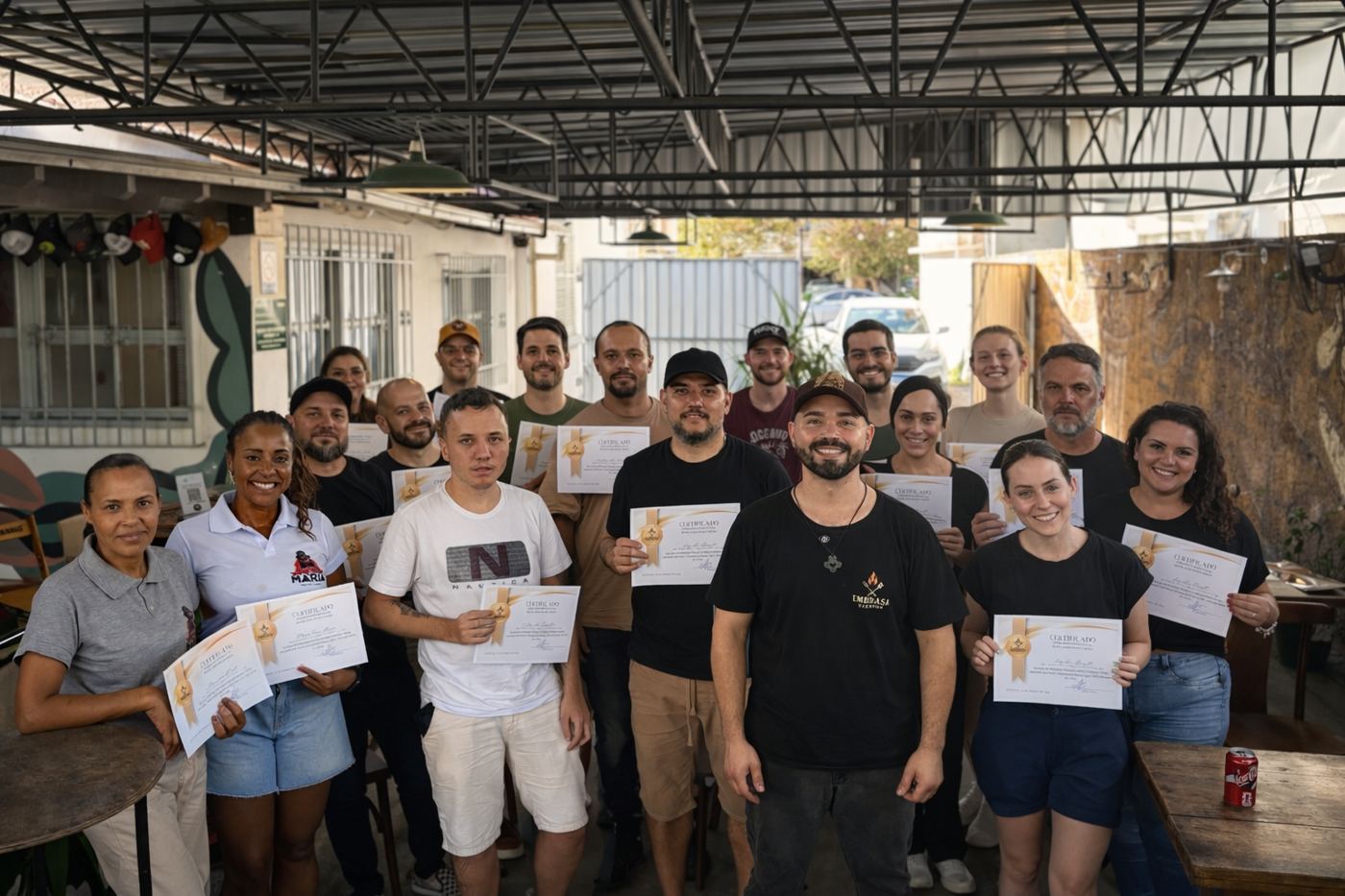 Weslei Vigolo com uma turma de alunos segurando seus certificados