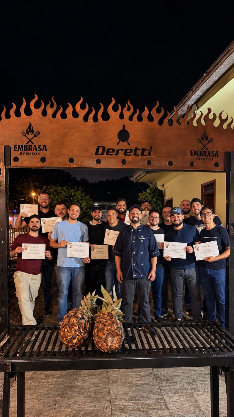 Turma noturna em frente à grelha com chamas de metal