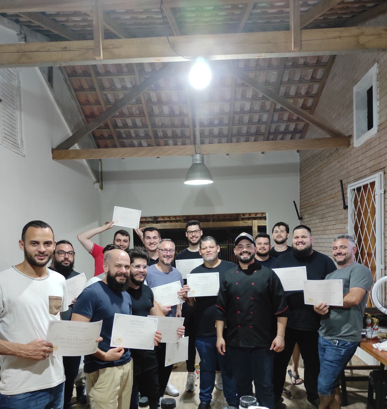Alunos sorrindo com seus certificados