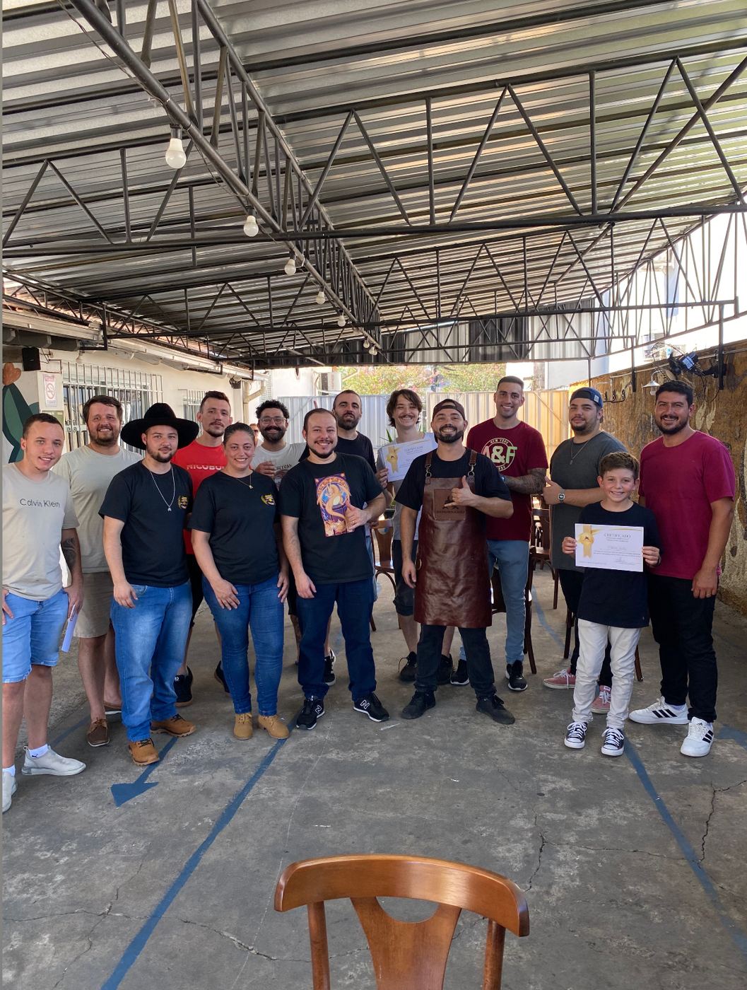 Turma no pátio com o chef de avental